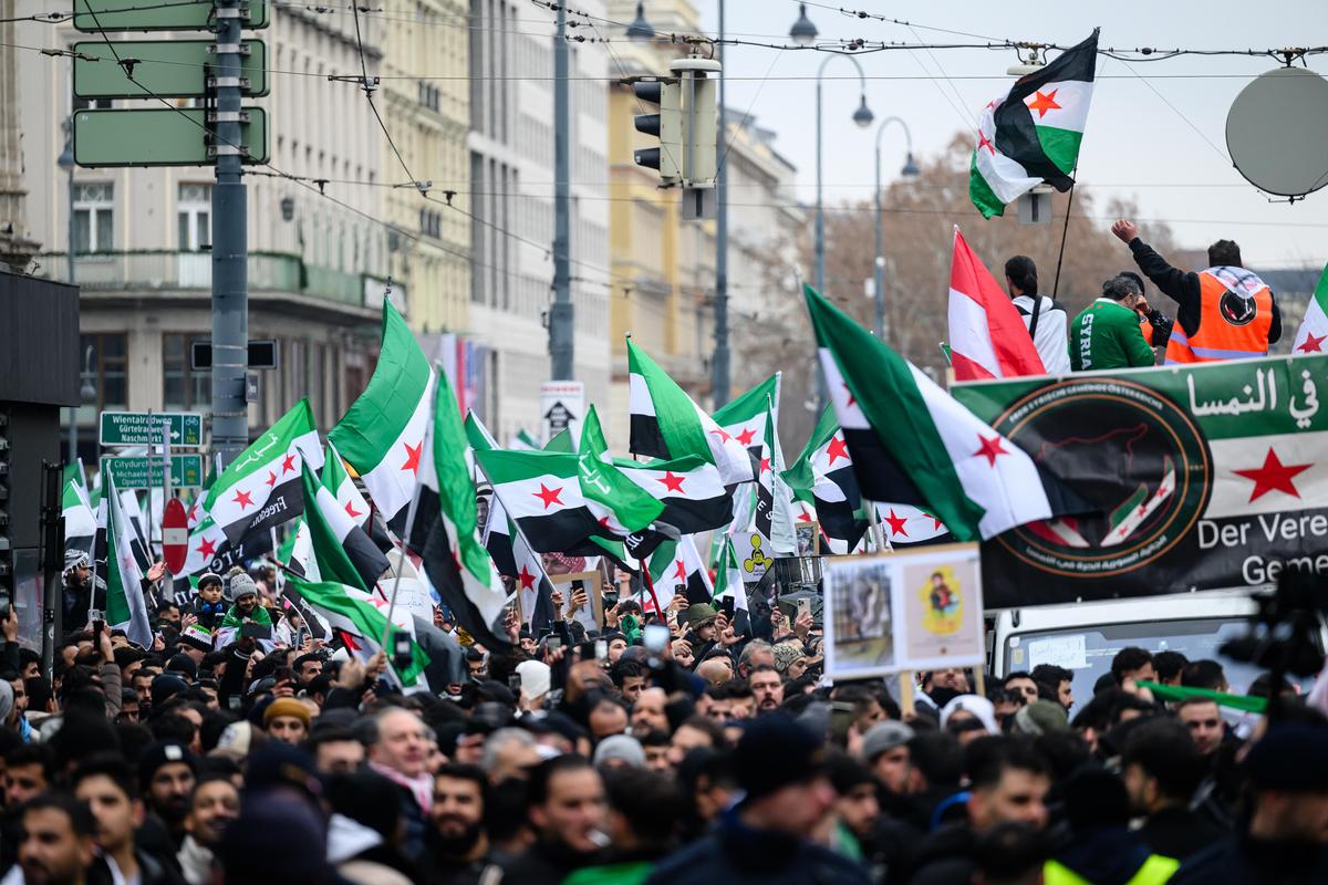 Angemeldet wurde die Kundgebung vom Verein Freie SyrerInnen in Österreich. Zehntausende Menschen marschierten über den Wiener Ring.